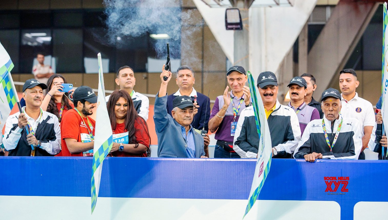 Nueva Delhi: El jefe del Estado Mayor de la Defensa (CDS), general Anil Chauhan, iza banderas en la ‘Media Maratón Vedanta Delhi’ – #Gallery