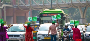 New Delhi: AAP volunteers participate in the 'Red Light On—Gaadi Off' campaign at ITO Chowk to curb pollution in the capital, urging people to switch off vehicle engines at traffic signals in New Delhi on Monday, October 21, 2024. (Photo: IANS)