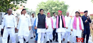 Mainpuri: Samajwadi Party candidate from Karhal Assembly Tej Pratap Singh Yadav arrives to file his nomination papers in the presence of Party President Akhilesh Yadav and Party MP Ram Gopal Yadav for the Assembly by-elections in Mainpuri on Monday, October 21, 2024. (Photo: IANS)