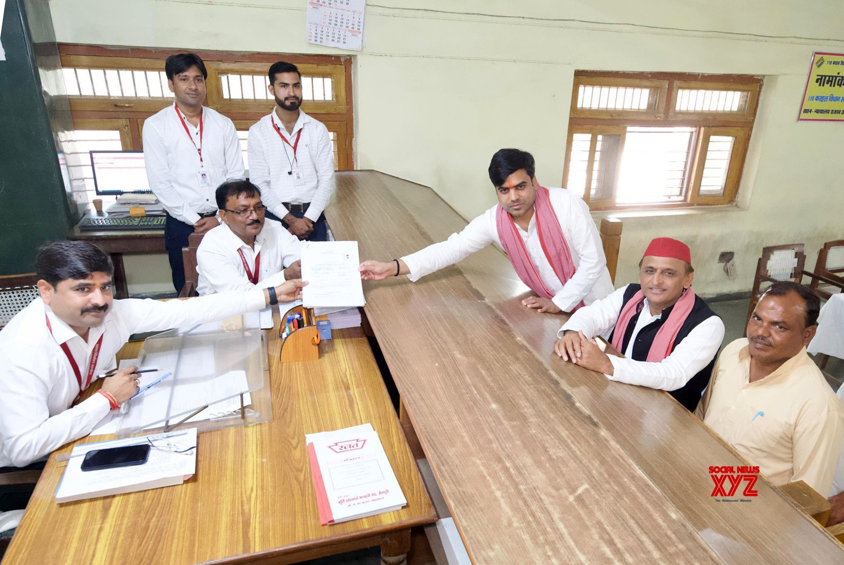 Mainpuri: el candidato a la Asamblea Karhal del Partido Samajwadi, Tej Pratap Singh Yadav, presenta los documentos de nominación - #Gallery