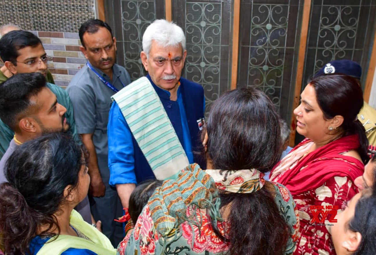 Ganderbal: LG Manoj Sinha se reúne con la familia del mártir Shashi Abrol #Galería