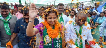 Chatra: Jharkhand Mukti Morcha (JMM) Leader Kalpana Soren during an election campaign rally in Simariya, Chatra district of Jharkhand, on Tuesday, October 22, 2024. (Photo: IANS/Rajesh Kumar)