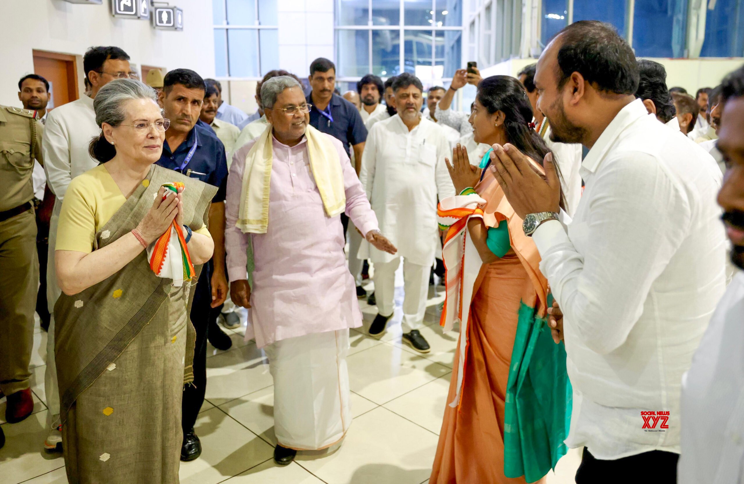 Mysuru: Sonia Gandhi y Priyanka Gandhi, líderes de alto rango del Congreso, llegan al aeropuerto de Mysore #Galería