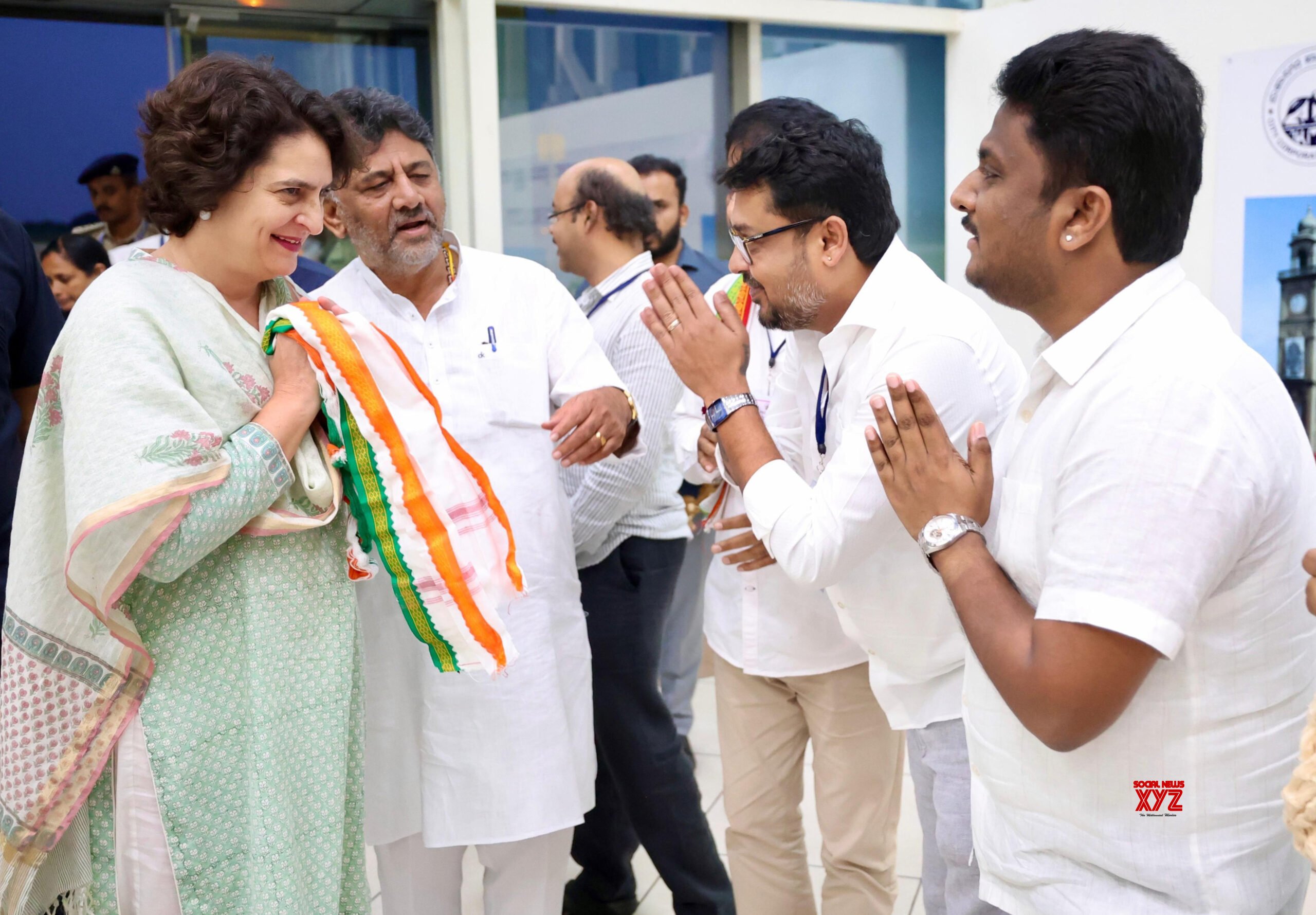 Mysuru: Sonia Gandhi y Priyanka Gandhi, líderes de alto rango del Congreso, llegan al aeropuerto de Mysore #Galería