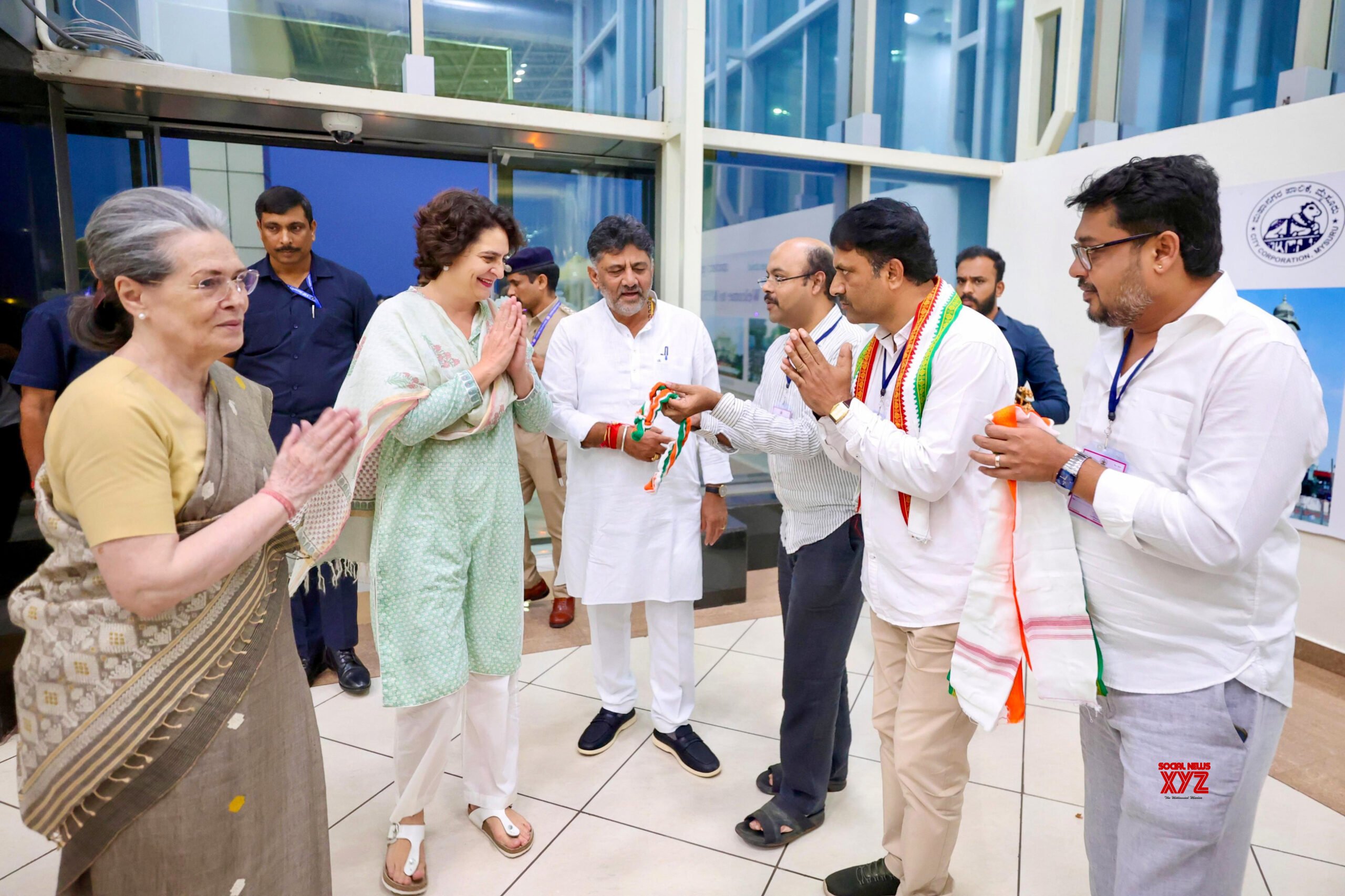 Mysuru: Sonia Gandhi y Priyanka Gandhi, líderes de alto rango del Congreso, llegan al aeropuerto de Mysore #Galería