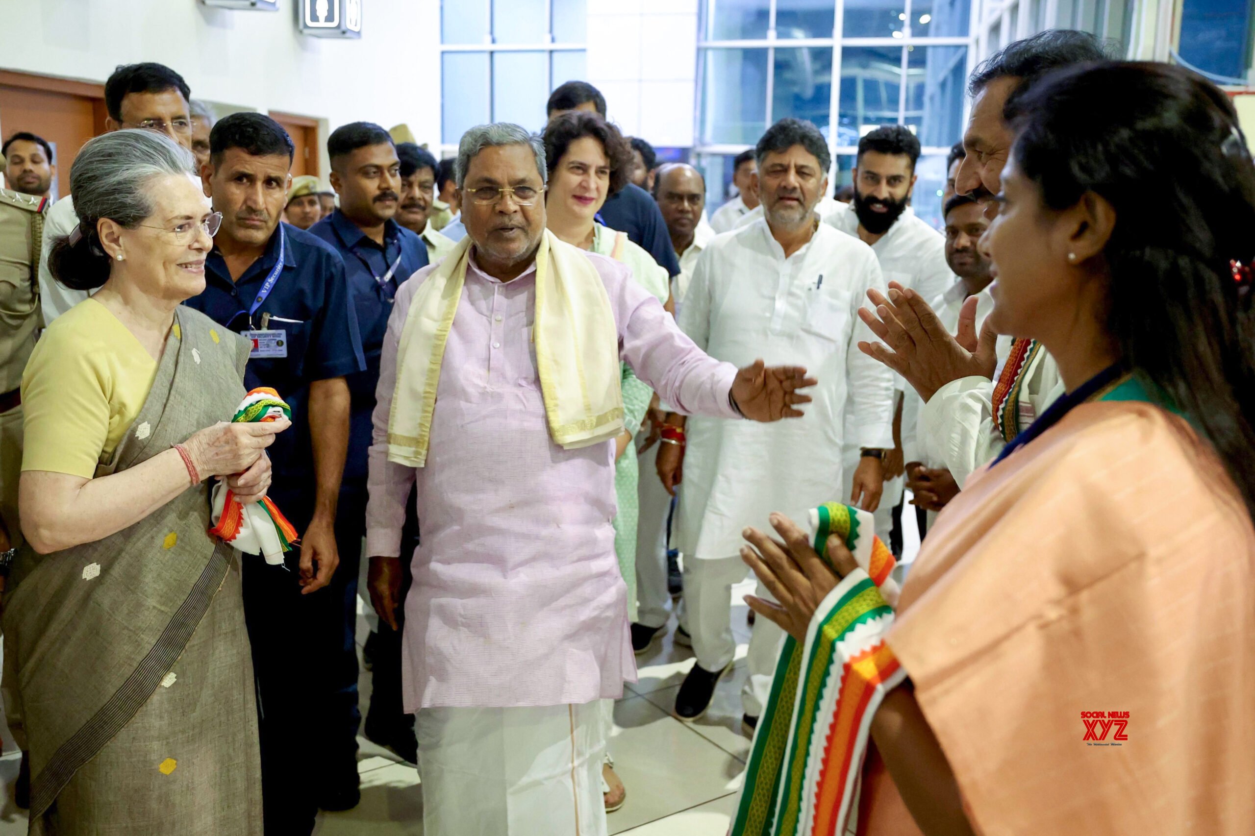 Mysuru: Sonia Gandhi y Priyanka Gandhi, líderes de alto rango del Congreso, llegan al aeropuerto de Mysore #Galería