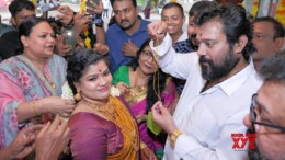 Kochi: Actor Bala and Kokila perform wedding rituals at Pavakkulam Sree Mahadeva Temple during an intimate ceremony in Kochi on Wednesday, October 23, 2024. (Photo: IANS)