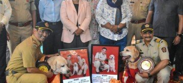 Mumbai: Police personnel bid farewell to Oscar and Mylo, two dogs from the Bomb Detection and Disposal Squad (BDDS) during their retirement ceremony, at Kala Chowki, in Mumbaion Wednesday, October 23, 2024. (Photo: IANS/Nitin Lawate)