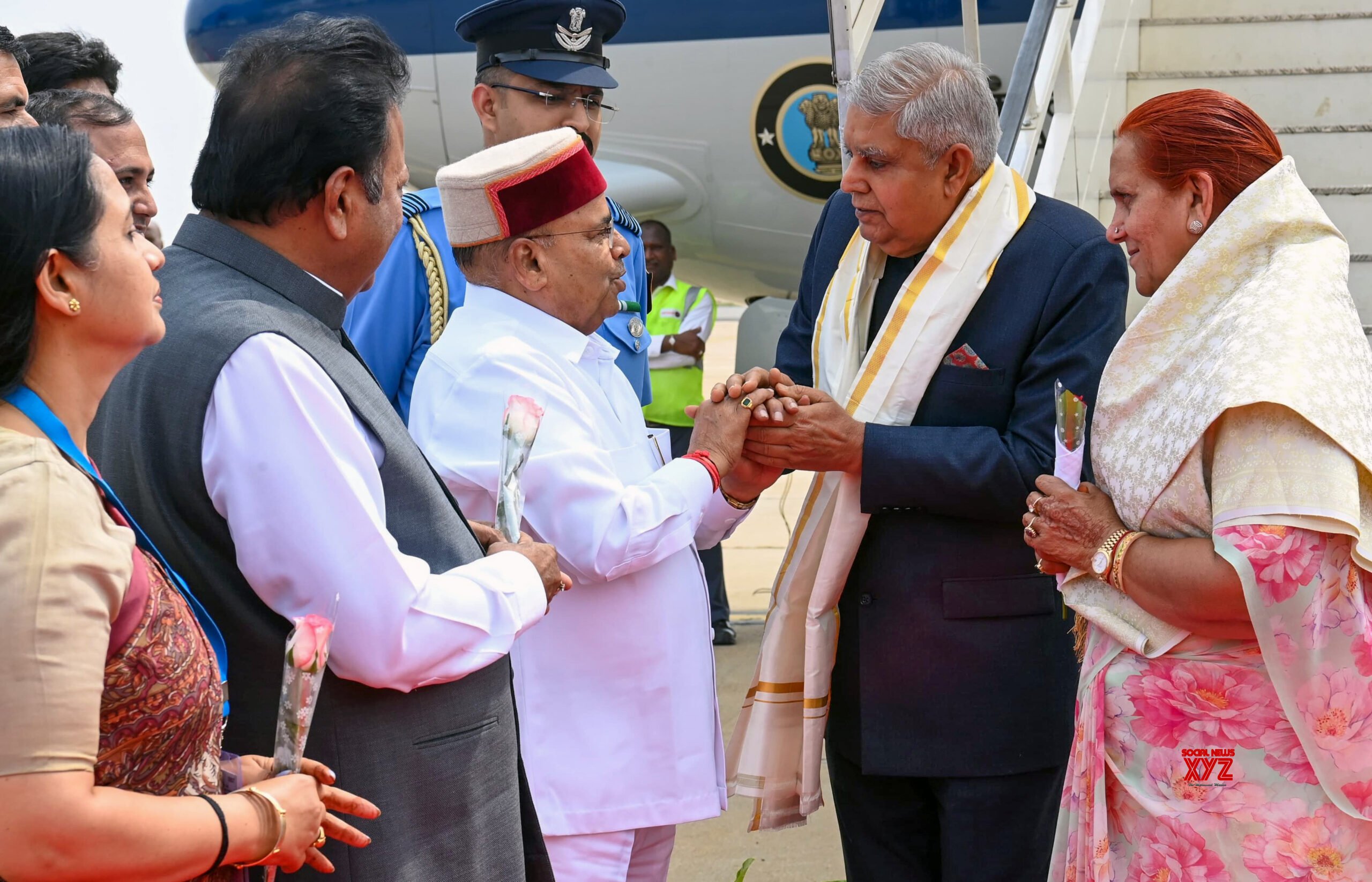 Bengaluru: el vicepresidente Jagdeep Dhankhar y su esposa Sudesh Dhankhar reciben una cálida bienvenida en el aeropuerto HAL – #Gallery