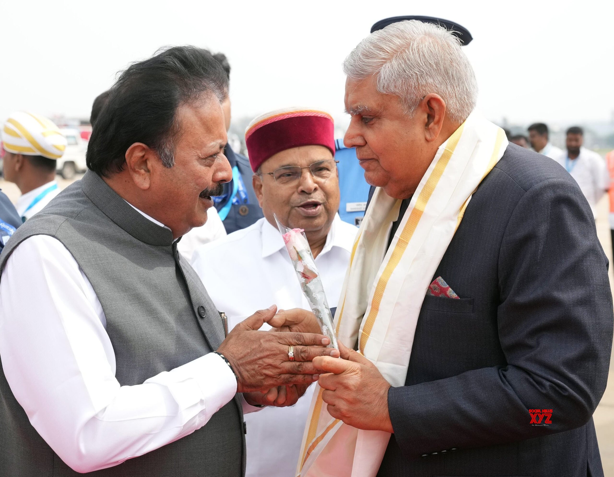 Bengaluru: el vicepresidente Jagdeep Dhankhar y su esposa Sudesh Dhankhar reciben una cálida bienvenida en el aeropuerto HAL - #Gallery