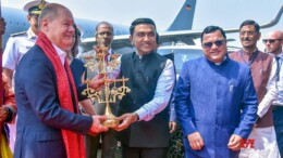 Panaji: German Chancellor Olaf Scholz is welcomed by Goa Chief Minister Pramod Sawant and others upon his arrival in Panaji, Goa, on Saturday, October 26, 2024. (Photo: IANS)