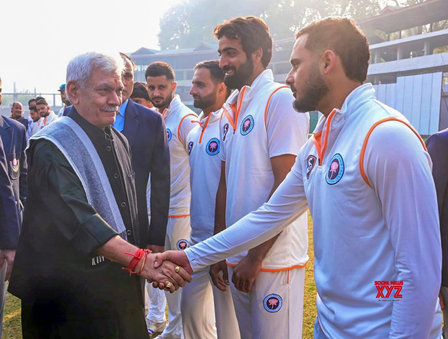 Srinagar: el vicegobernador de Jammu y Cachemira, Manoj Sinha, interactuando con los jugadores y el cuerpo técnico #Galería