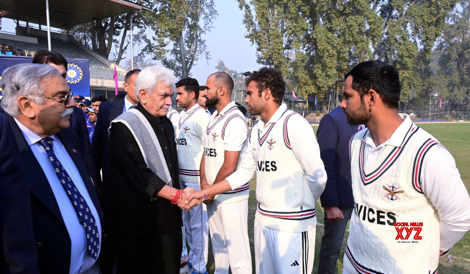 Srinagar: el vicegobernador de Jammu y Cachemira, Manoj Sinha, interactuando con los jugadores y el cuerpo técnico #Galería