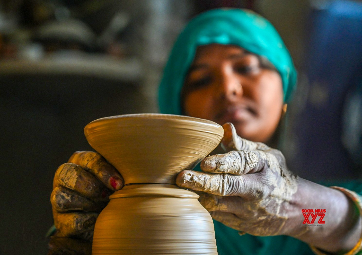 Noida: Potter haciendo lámparas de cerámica en su taller en preparación para el festival Diwali – #Gallery