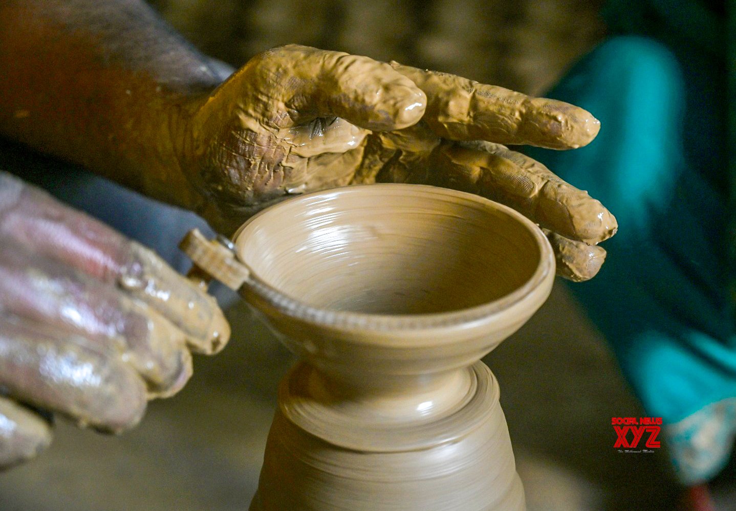 Noida: Potter haciendo lámparas de cerámica en su taller en preparación para el festival Diwali - #Gallery