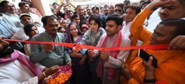 Lucknow: Samajwadi Party MP Dimple Yadav  inaugurates the election office of party candidate Tej Pratap Yadav for the Karhal by-election in Lucknow on Saturday, October 26, 2024. (Photo: IANS)