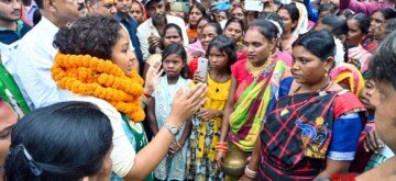 Giridih: JMM candidate Kalpana Soren interacts with residents as she visits villages and localities ahead of the Jharkhand Assembly elections in Giridih on Sunday, October 27, 2024. (Photo: IANS)