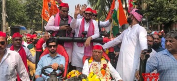 Mumbai: Samajwadi Party MP Awadhesh Prasad holds a roadshow in support of party candidate Abu Asim Azmi for the upcoming Maharashtra Assembly Election 2024 in Mumbai on Monday, October 28, 2024. (Photo: IANS)