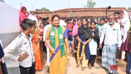 Giridih: Jharkhand Mukti Morcha (JMM) Leader Kalpana Soren during an election campaign rally in Gandey, Giridih district of Jharkhand, on Tuesday, October 29, 2024. (Photo: IANS)