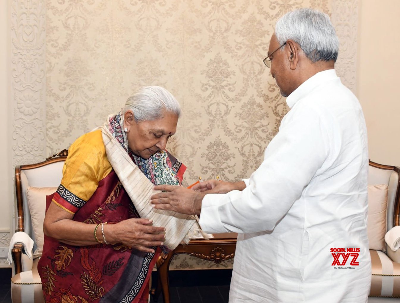 Patna: el ministro principal de Bihar, Nitish Kumar, realiza una visita de cortesía al gobernador de Uttar Pradesh, Anandiben Patel - #Gallery