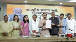 New Delhi: Delhi BJP President Virendra Sachdeva and party MPs Bansuri Swaraj, Manoj Tiwari,Yogendra Chandolia, Kamaljeet Sehrawat, and Ramvir Singh Bidhuri address a press conference in New Delhi  on Wednesday October 30, 2024. (Photo: IANS/Qamar Sibtain)