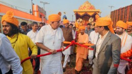 Ayodhya: Uttar Pradesh Chief Minister Yogi Adityanath and Union Minister Gajendra Singh Shekhawat pull the chariot carrying artists portraying Lord Ram, Sita, and Lakshman as part of Diwali celebrations in Ayodhya on Wednesday, October 30, 2024. (Photo: IANS)