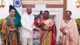 New Delhi: Former President Ram Nath Kovind, along with his family, meets President Droupadi Murmu to exchange Diwali greetings in New Delhi on Wednesday, October 30, 2024. (Photo: IANS)