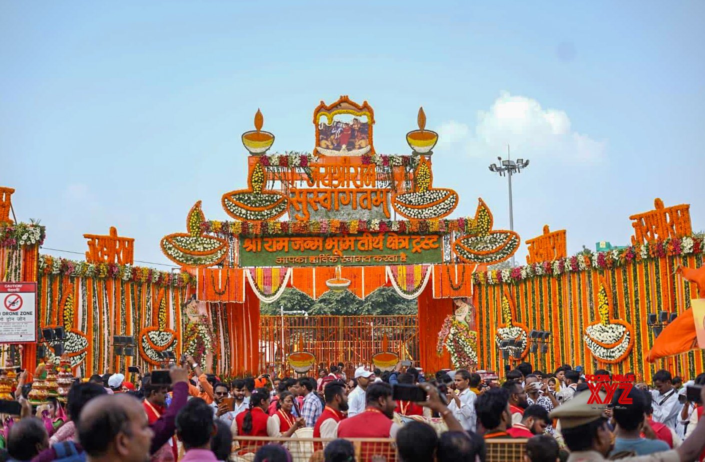 Ayodhya: entrada al templo Sri Ram Janmabhoomi decorada antes del festival Deepotsav #Galería