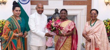 New Delhi: Former President Ram Nath Kovind, along with his family, meets President Droupadi Murmu to exchange Diwali greetings in New Delhi on Wednesday, October 30, 2024. (Photo: IANS)