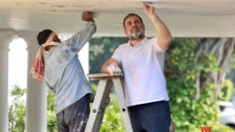 New Delhi: Leader of the Opposition in Lok Sabha, Rahul Gandhi, tries his hand at painting while interacting with artists in New Delhi on Friday, November 1, 2024. (Photo: IANS)