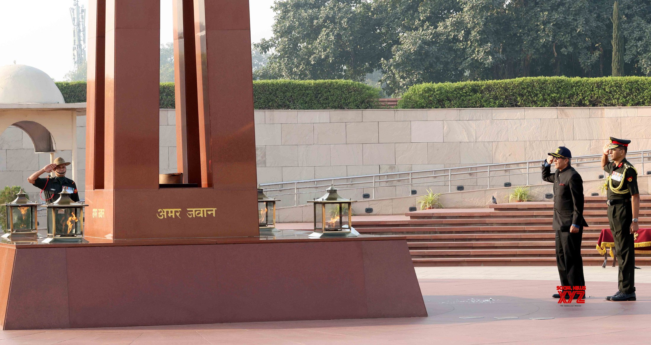 Nueva Delhi: Rajesh Kumar Singh deposita una ofrenda floral en el Monumento Nacional a la Guerra antes de asumir el cargo de Ministro de Defensa - #Gallery