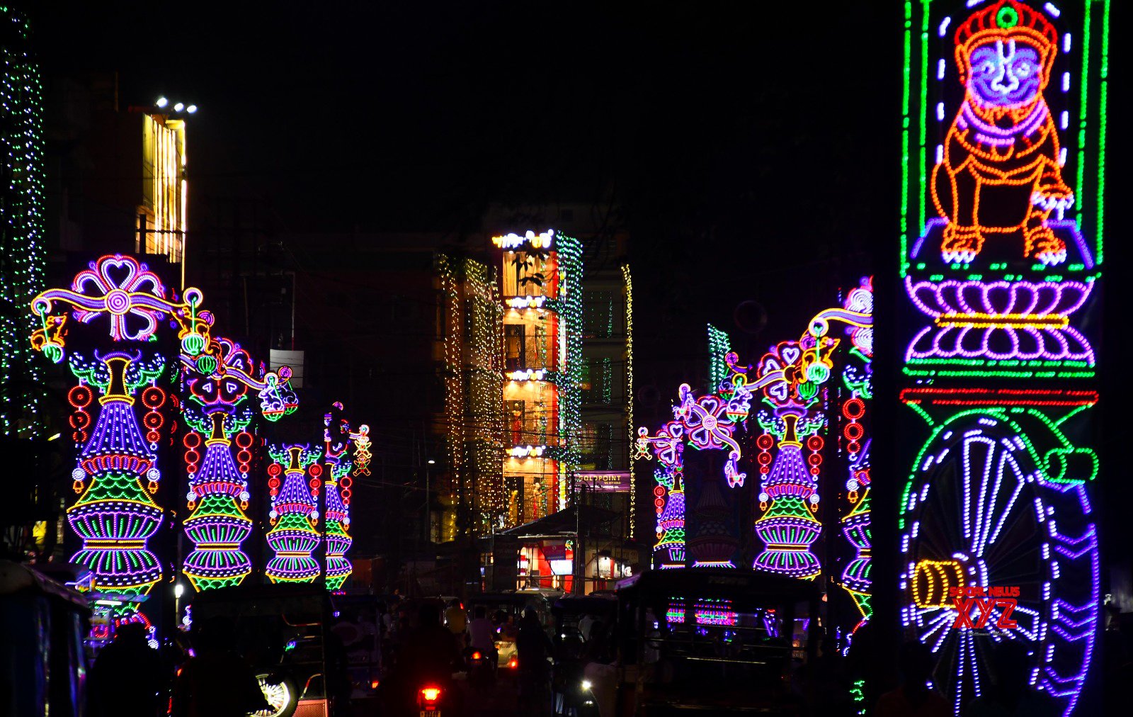 Norte 24 Parganas: Carreteras iluminadas con luces vibrantes para las celebraciones de Kali Puja #Galería