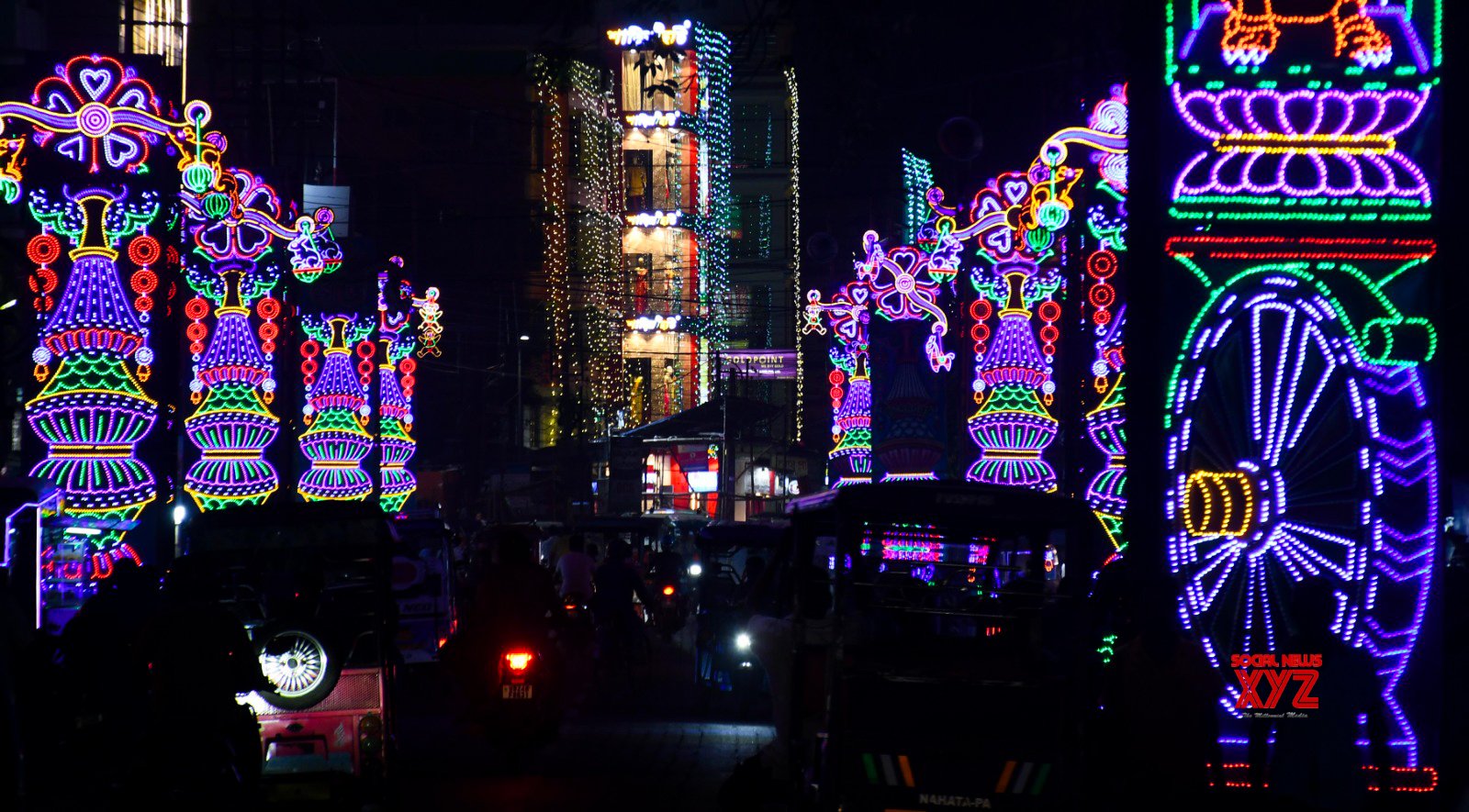 Norte 24 Parganas: Carreteras iluminadas con luces vibrantes para las celebraciones de Kali Puja #Galería