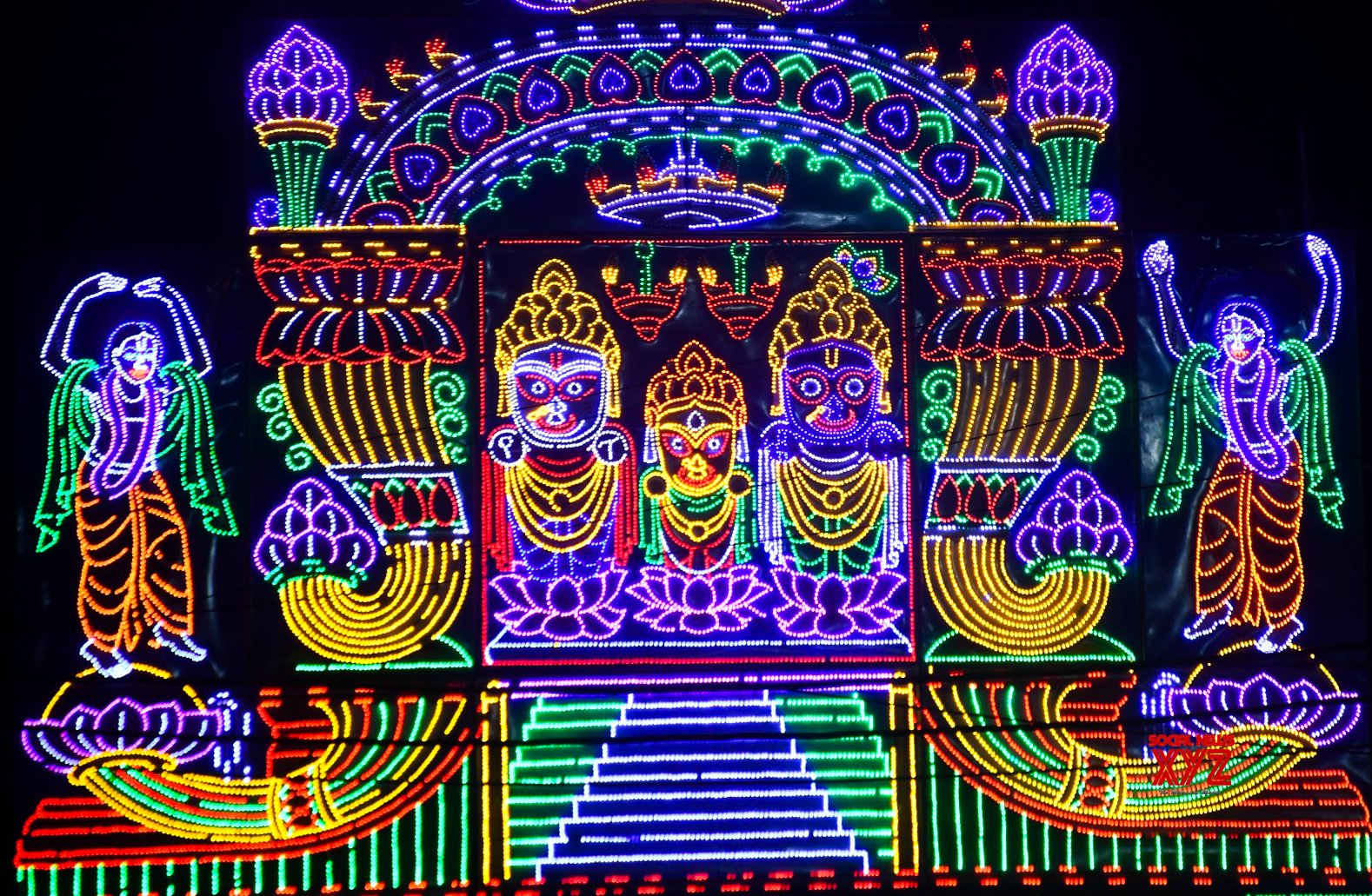 Norte 24 Parganas: Carreteras iluminadas con luces vibrantes para las celebraciones de Kali Puja #Galería