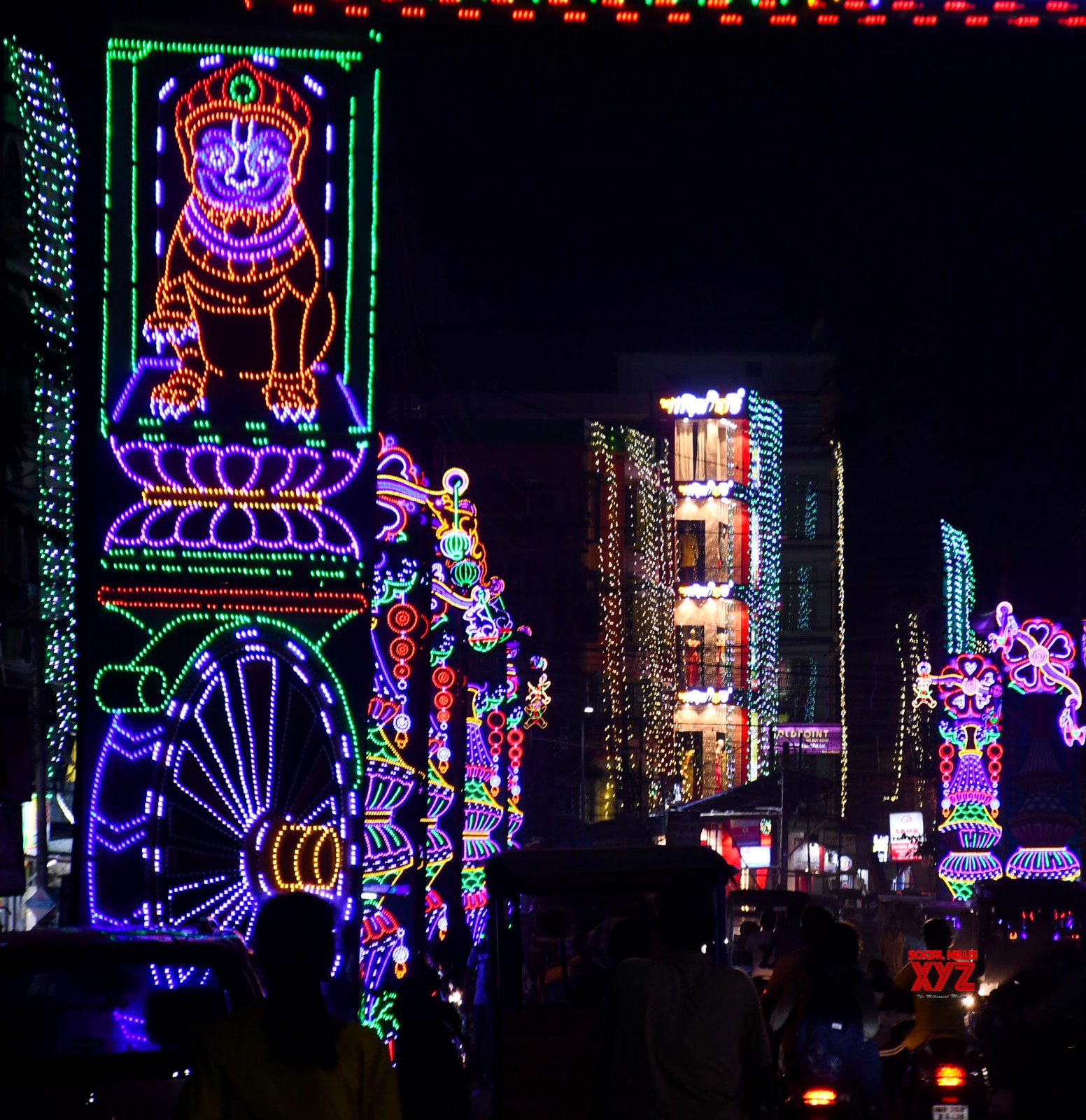 Norte 24 Parganas: Carreteras iluminadas con luces vibrantes para las celebraciones de Kali Puja #Galería