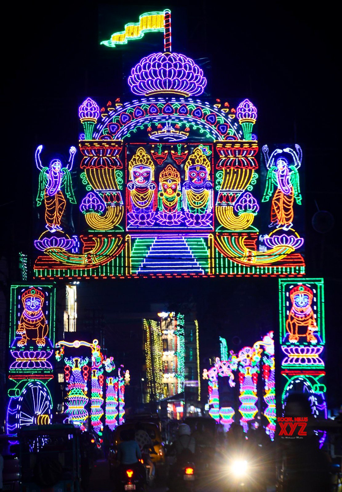 Norte 24 Parganas: Carreteras iluminadas con luces vibrantes para las celebraciones de Kali Puja #Galería