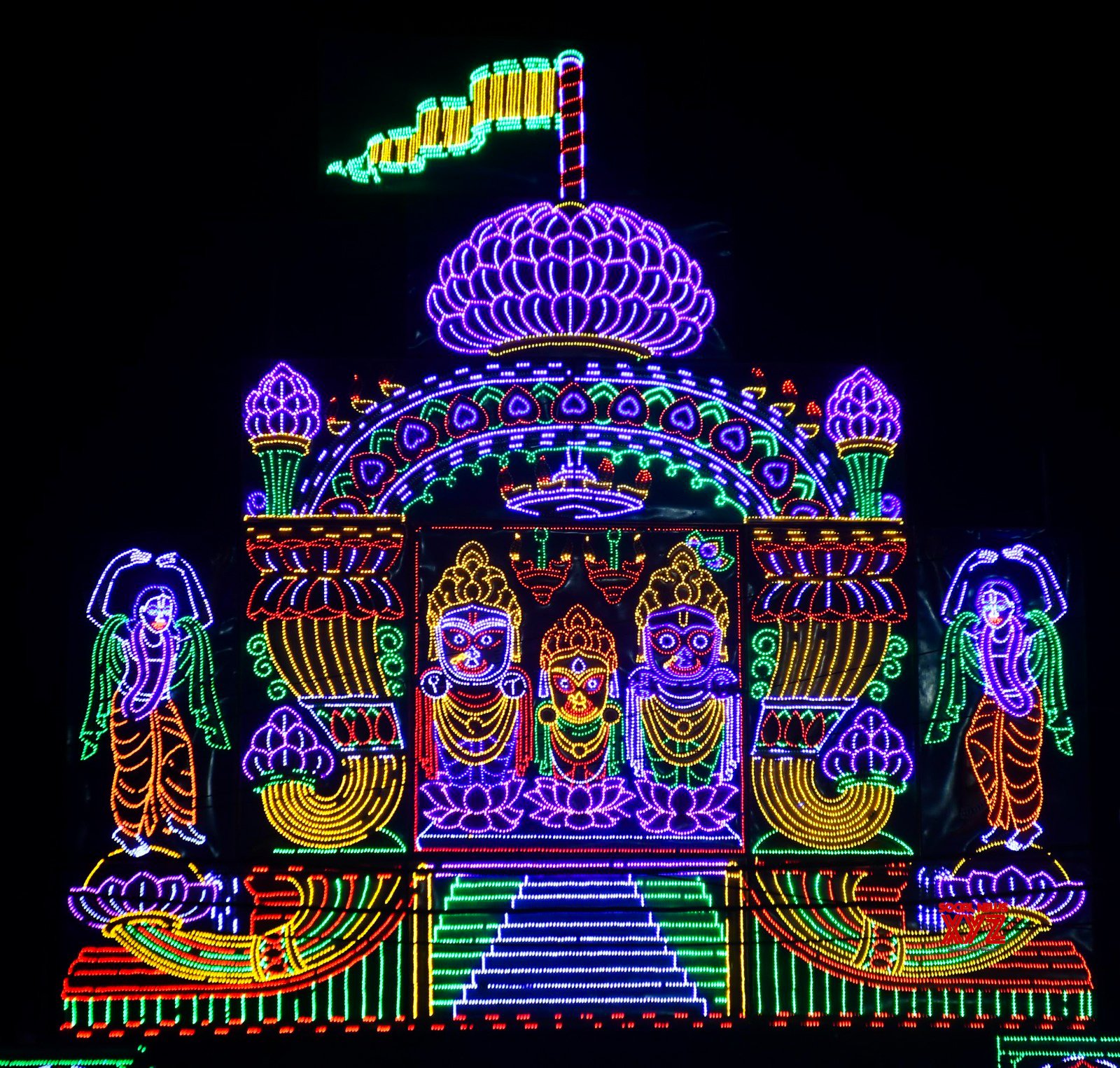 Norte 24 Parganas: Carreteras iluminadas con luces vibrantes para las celebraciones de Kali Puja #Galería