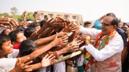 Gumla: Union Minister Shivraj Singh Chouhan greets supporters during an election campaign in Bishunpur, Gumla, on Saturday, November 2, 2024. (Photo: IANS)