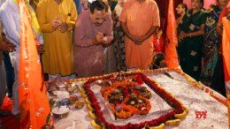 New Delhi: Delhi BJP President Virendra Sachdeva performs rituals in the 'Govardhan Pooja Mahotsav' program organized by Shri Hanuman Chalisa Mitra Mandal on the occasion of the Govardhan and Annakoot festivals in Radhepuri Vihar on Saturday, November 02, 2024. (Photo: IANS)