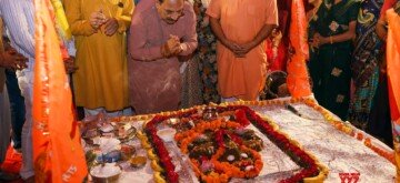 New Delhi: Delhi BJP President Virendra Sachdeva performs rituals in the 'Govardhan Pooja Mahotsav' program organized by Shri Hanuman Chalisa Mitra Mandal on the occasion of the Govardhan and Annakoot festivals in Radhepuri Vihar on Saturday, November 02, 2024. (Photo: IANS)