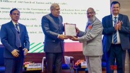 New Delhi: Vice President Jagdeep Dhankhar presents awards including the Paul H. Appleby Award and Rajendra Prasad Award for Academic Excellence at the 70th Annual Meeting of the General Body of the Indian Institute of Public Administration in New Delhi on Monday, November 04, 2024. (Photo: IANS)