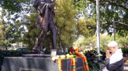 Brisbane: External Affairs Minister S. Jaishankar pays tribute to the bust of  Mahatma Gandhi at Roma Street Parklands in Brisbane in Brisbane on Monday November 04, 2024. (Photo: IANS)