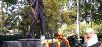 Brisbane: External Affairs Minister S. Jaishankar pays tribute to the bust of  Mahatma Gandhi at Roma Street Parklands in Brisbane in Brisbane on Monday November 04, 2024. (Photo: IANS)