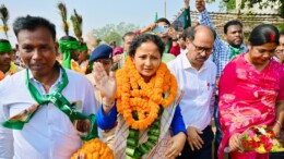 Garhwa: Jharkhand Mukti Morcha (JMM) candidate Kalpana Murmu Soren arrives to attend a public meeting ahead of the Jharkhand Assembly elections in Garhwa  on Monday, November 4, 2024. (Photo: IANS)