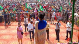 Garhwa: Jharkhand Mukti Morcha (JMM) candidate Kalpana Murmu Soren addresses a public meeting ahead of the Jharkhand Assembly elections in Garhwa  on Monday, November 4, 2024. (Photo: IANS)