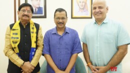 New Delhi: BJP Delhi senior leader BB Tyagi joins Aam Aadmi Party (AAP) in the presence of party national convenor and former Delhi CM Arvind Kejriwal and party leader and former Delhi Deputy Chief Minister Manish Sisodia , in New Delhi  on Monday, November 4, 2024. (Photo: IANS)