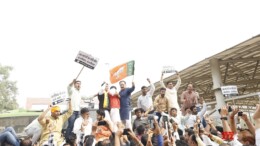 New Delhi: Delhi BJP President Virendra Sachdeva, along with the party workers, stage a protest demanding the reinstatement of bus marshals outside the CM's residence in New Delhi on Monday, November 04, 2024. (Photo: IANS)