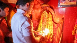 Raebareli: Congress leader and Leader of Opposition Rahul Gandhi offers prayers to Pavanputra Hanuman Temple at Churuva Hanuman Temple in Raebareli on Tuesday, November 05, 2024. (Photo: IANS)