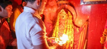 Raebareli: Congress leader and Leader of Opposition Rahul Gandhi offers prayers to Pavanputra Hanuman Temple at Churuva Hanuman Temple in Raebareli on Tuesday, November 05, 2024. (Photo: IANS)