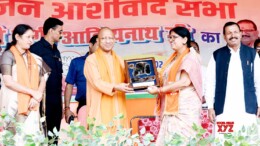 Koderma: Uttar Pradesh Chief Minister Yogi Adityanath being facilitated during an election campaign ahead of the Jharkhand assembly election in Koderma, Jharkhand, on Tuesday, November 05, 2024. (Photo: IANS)